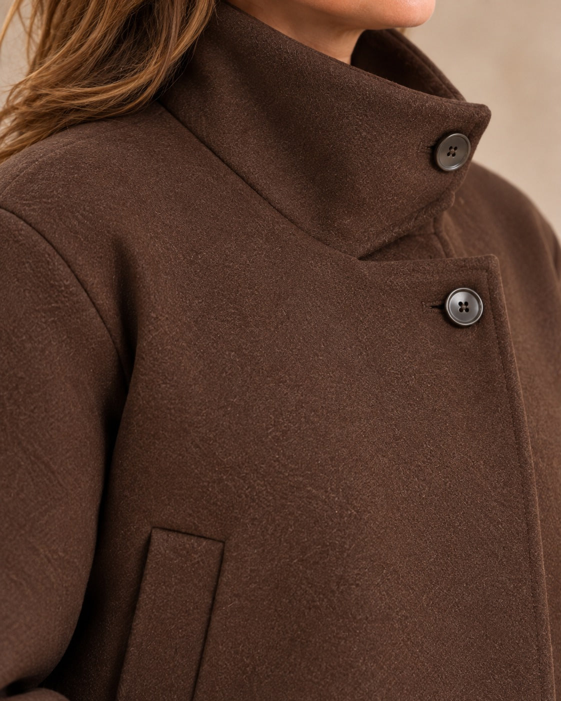 Veste courte à col montant — Chocolat, détail du boutonnage