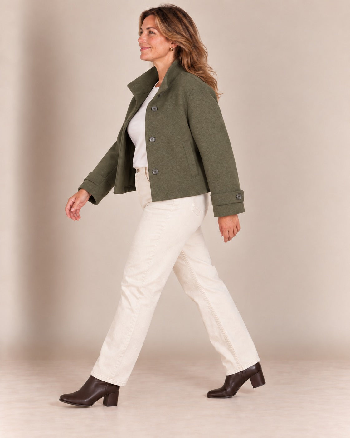 Veste courte à col montant — Kaki, portée ouverte
